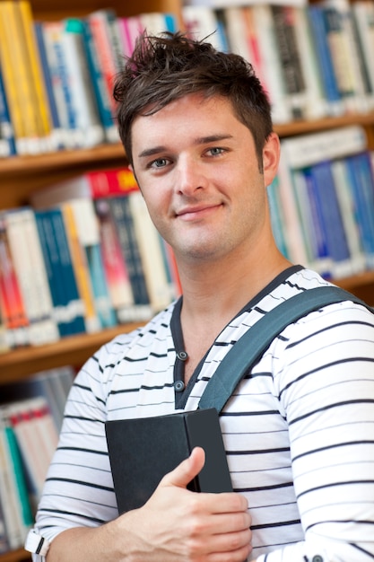 Portret Mądrze Uczeń Trzyma Książkową Pozycję W Bibliotece