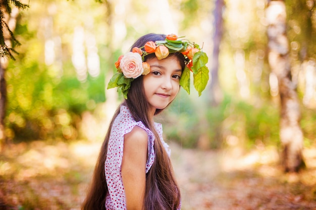 Portret mała dziewczynka w jesień parku