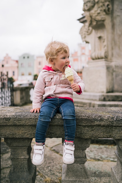 Portret mała dziewczynka z lody