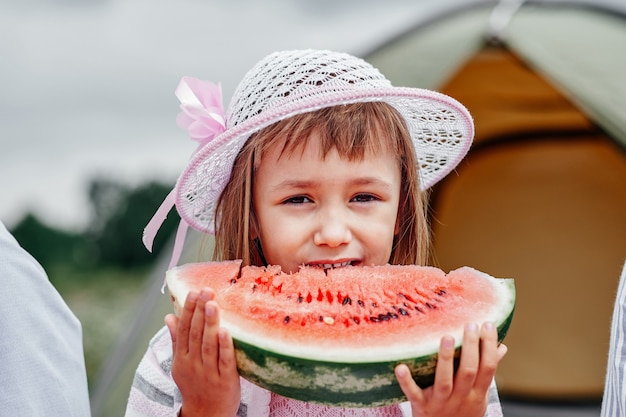 Portret Małego Chłopca Na Pikniku. Dziecko Jedzenie Arbuza Na łące.