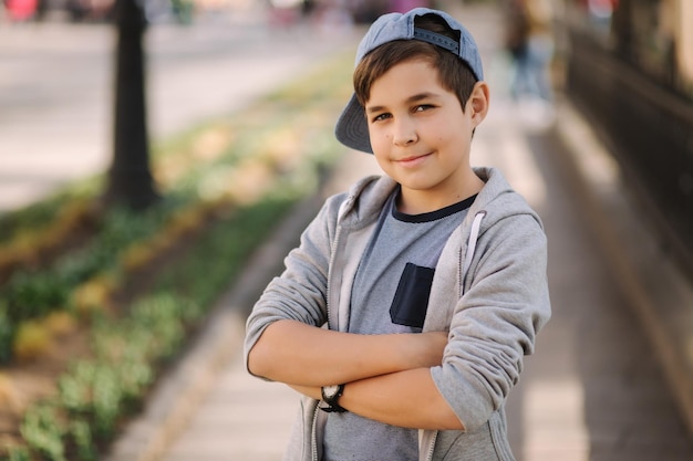 Portret małego chłopca w nakrętce Stylowy chłopiec spacerujący po mieście