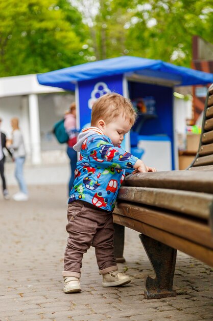 Zdjęcie portret małego chłopca w parku