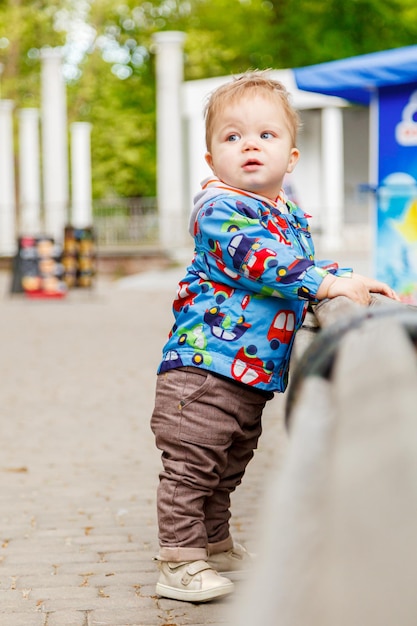 Portret małego chłopca w parku