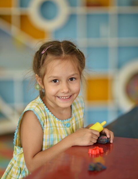 Portret małej dziewczynki bawiącej się w domu