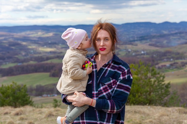 Portret małej dziewczynki i jej matki