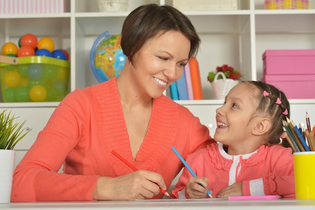 Portret małej dziewczynki malującej z matką