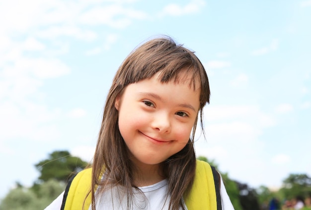 Portret małej dziewczynki uśmiecha się na zewnątrz