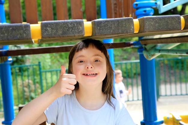 Portret małej dziewczynki uśmiecha się w parku