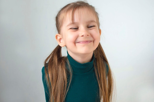 Portret Małej Dziewczynki Wyraża Pozytywność Wesołą I Beztroską Letnie Wakacje I Wakacje Pojęcie Beztroskiego Dzieciństwa