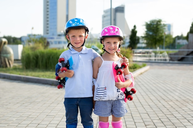 Portret Małych Dzieci Chłopca I Dziewczynki W Parku Z łyżwami