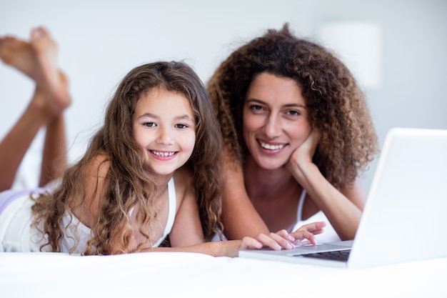 Portret Matka I Córka Używa Laptop Na łóżku