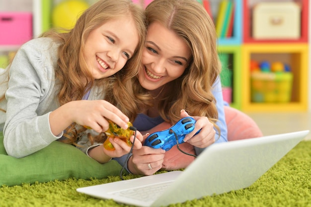 Portret matki i córki grających w grę komputerową