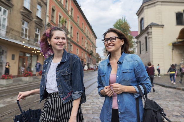 Portret matki i córki nastolatka 15 lat