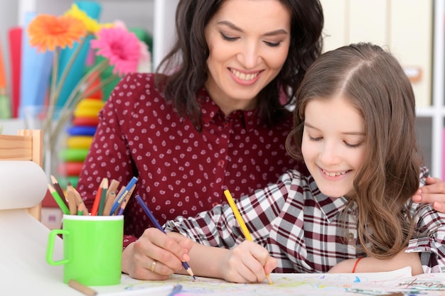 Portret matki i córki odrabiających pracę domową