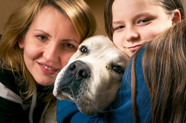 Zdjęcie portret matki i córki z psem