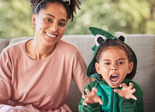 Portret matki i dziecka bawiących się, bawiących się kostiumami i wiązaniem na domowej kanapie Gra fantasy i kreatywny rodzic cieszący się zabawą z córką, uśmiechający się i relaksujący