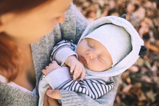 Portret matki i dziecka Śpiące noworodek w rękach matki