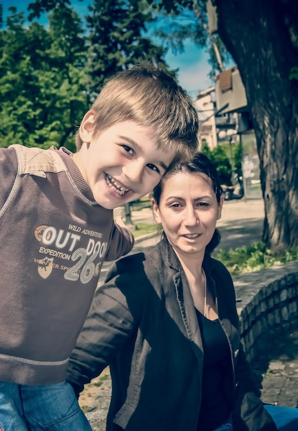 Zdjęcie portret matki i syna w parku