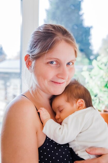 Portret matki niosącej uroczą córkę
