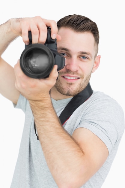 Portret męski fotograf z fotograficzną kamerą