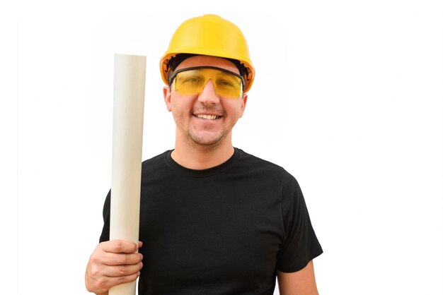 Portret męskiego architekta w kasku z projektem w ręku na białym tle