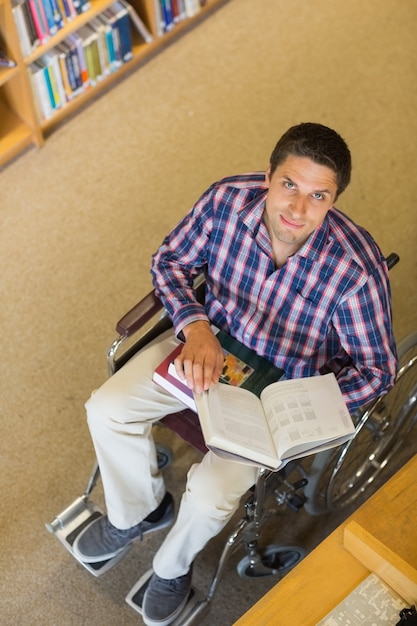 Portret Mężczyzna Czyta Książkę W Bibliotece W Wózku Inwalidzkim