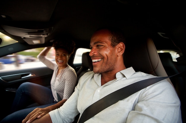 Portret mężczyzna i kobieta siedzi wpólnie w samochodu ono uśmiecha się