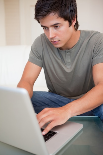 Portret mężczyzna używa laptop