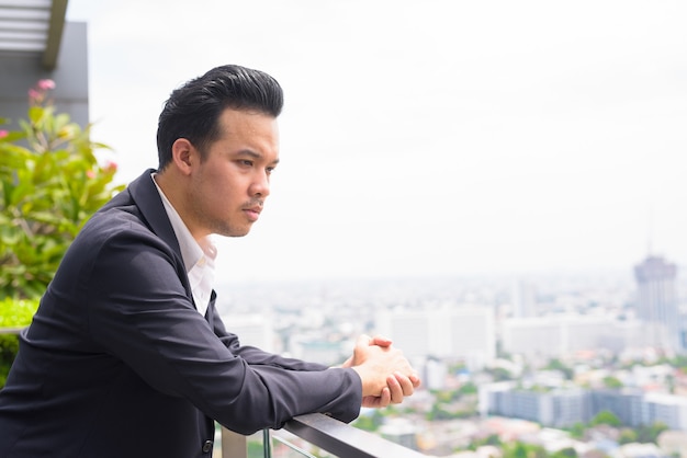 Portret Mężczyzny Azjatycki Biznesmen Ubrany W Garnitur I Myślący Na Dachu
