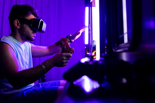 portret mężczyzny grającego w gry na konsoli wirtualnej rzeczywistości w okularach 3D