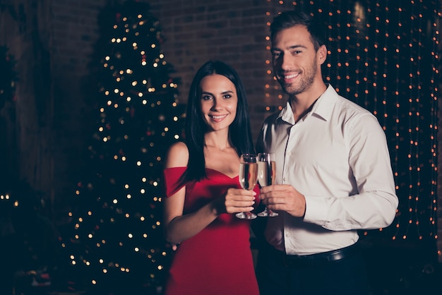 Portret mężczyzny i kobiety picia szampana