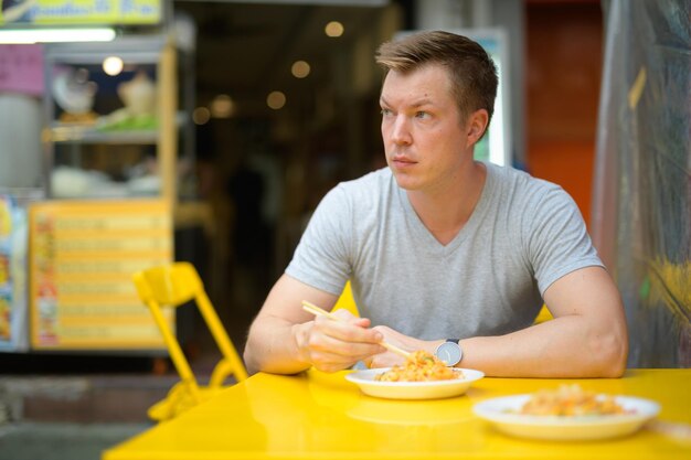 Portret mężczyzny jedzącego w restauracji