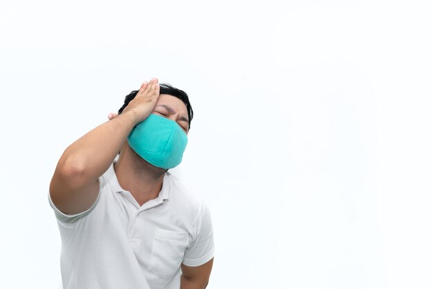 Portret mężczyzny nosi maskę ochronną na białym tleNoszenie maski na twarz, aby zapobiec pandemii koronawirusa COVID19Pracownik z maską medyczną przeciwko i zatrzymać koronawirusa