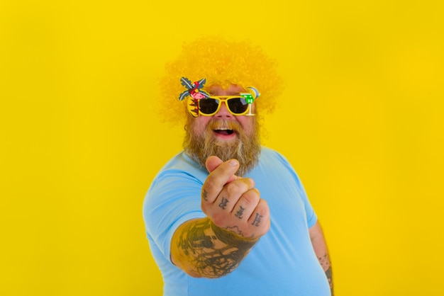 Zdjęcie portret mężczyzny noszącego okulary przeciwsłoneczne na żółtym tle
