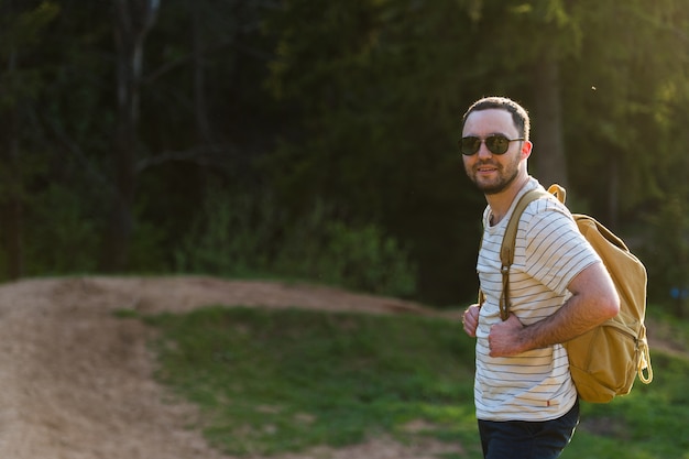 Portret mężczyzny piesze wycieczki z plecakiem spaceru w przyrodzie