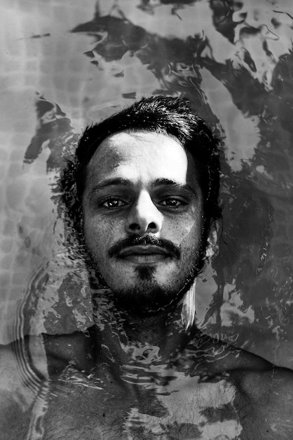 Portret mężczyzny pływającego w wodzie