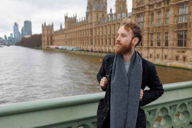 Portret mężczyzny przed Pałacem Westmines w Londynie