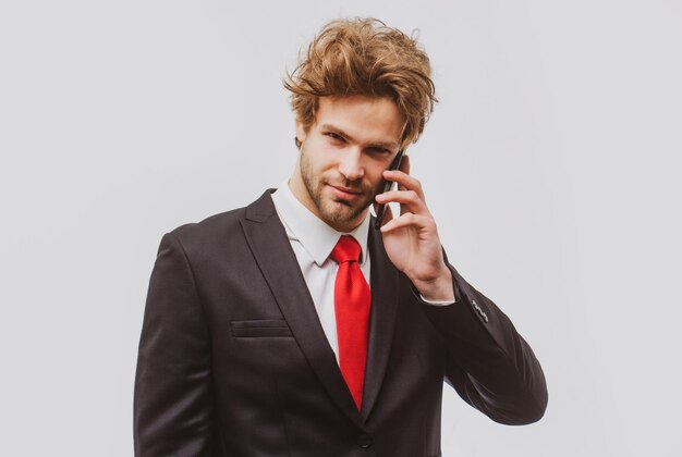Portret mężczyzny rozmawiającego przez telefon na białym tle