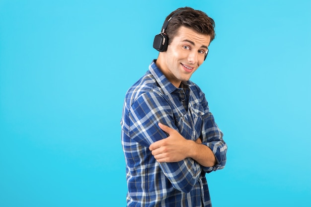 Portret Mężczyzny, Słuchanie Muzyki Na Słuchawkach Bezprzewodowych, Zabawy Na Niebiesko