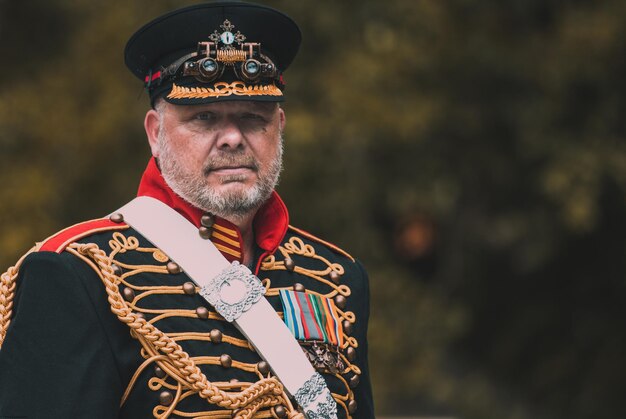 Zdjęcie portret mężczyzny stojącego na świeżym powietrzu