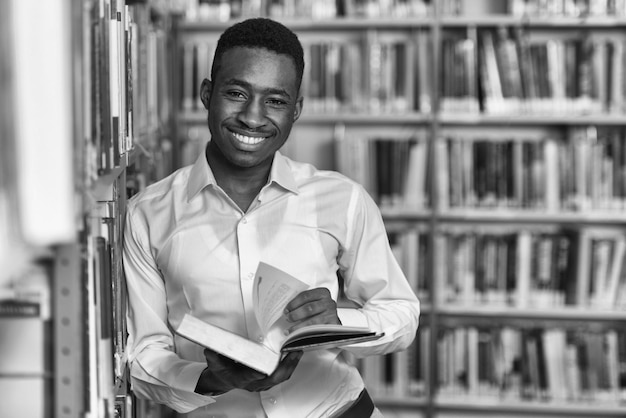 Portret mężczyzny studenta w bibliotece Płytka głębia ostrości