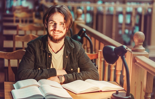 Portret mężczyzny-studenta w Bibliotece