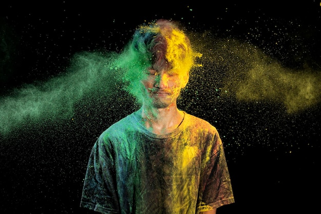 Portret mężczyzny świętującego Holi z kolorowym proszkiem Holi