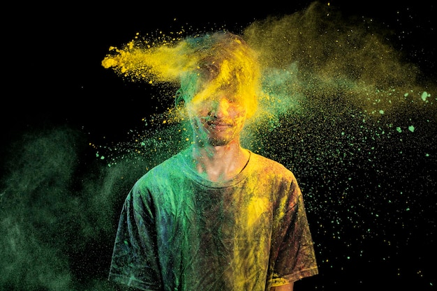 Portret mężczyzny świętującego Holi z kolorowym proszkiem Holi