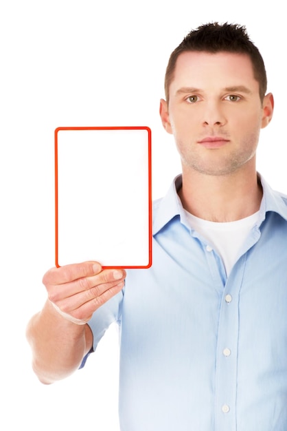 Zdjęcie portret mężczyzny trzymającego plakietkę na białym tle