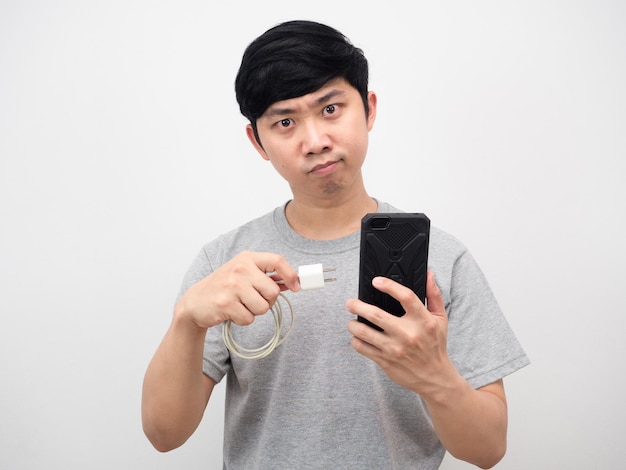 Portret mężczyzny trzymającego telefon komórkowy i ładującego poważne emocje mobilne