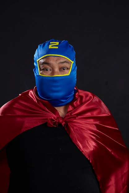 Portret mężczyzny w kostiumie na czarnym tle