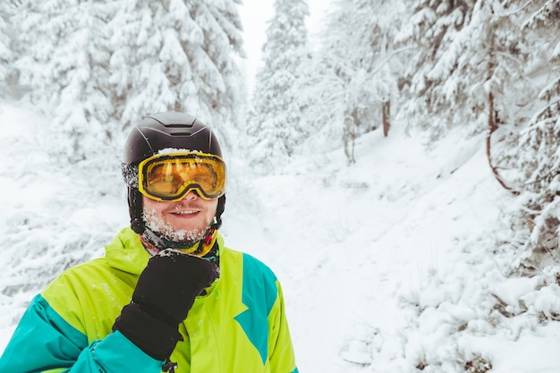 Portret mężczyzny w sezonie zimowym sprzętu snowboardowego