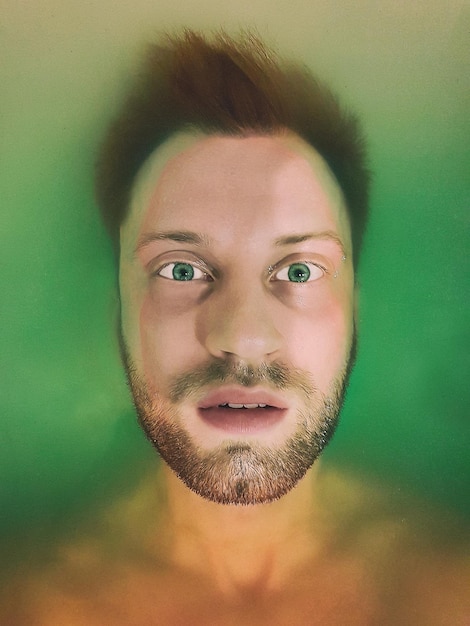 Portret mężczyzny w wannie