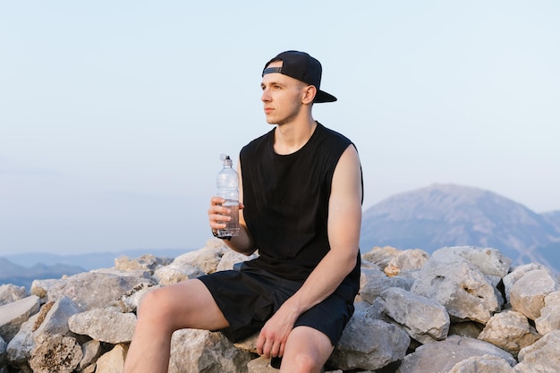 Portret mężczyzny wody pitnej na tle gór Urlop w górach